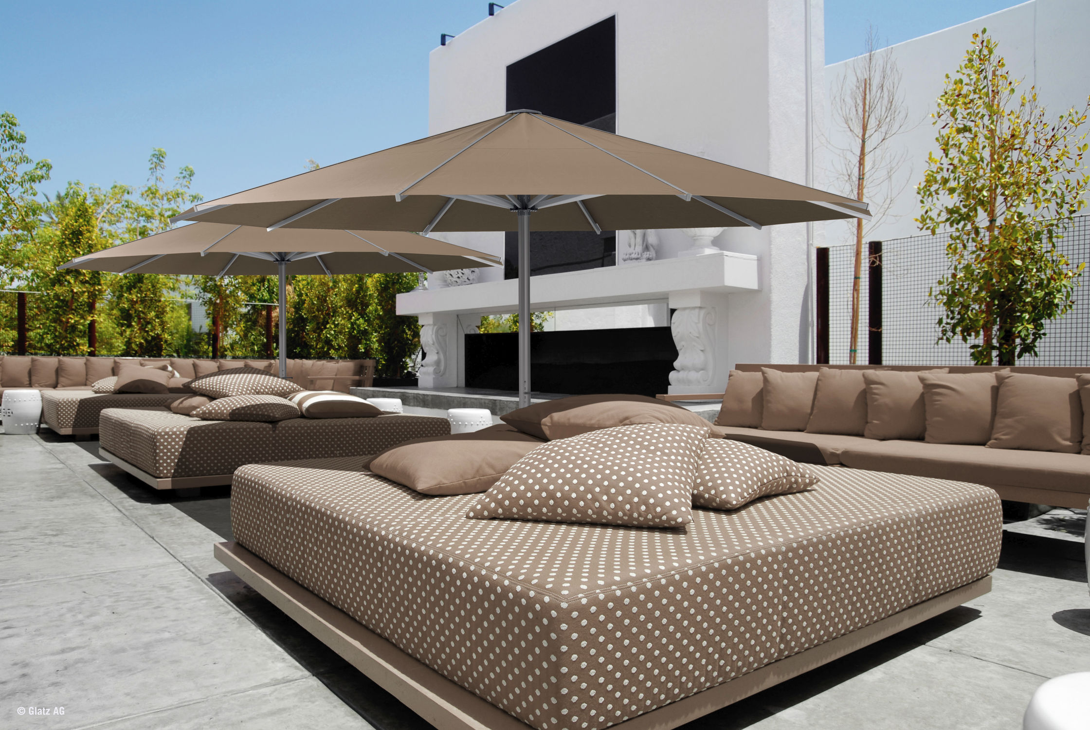 patio-umbrellas-commercial-resistant